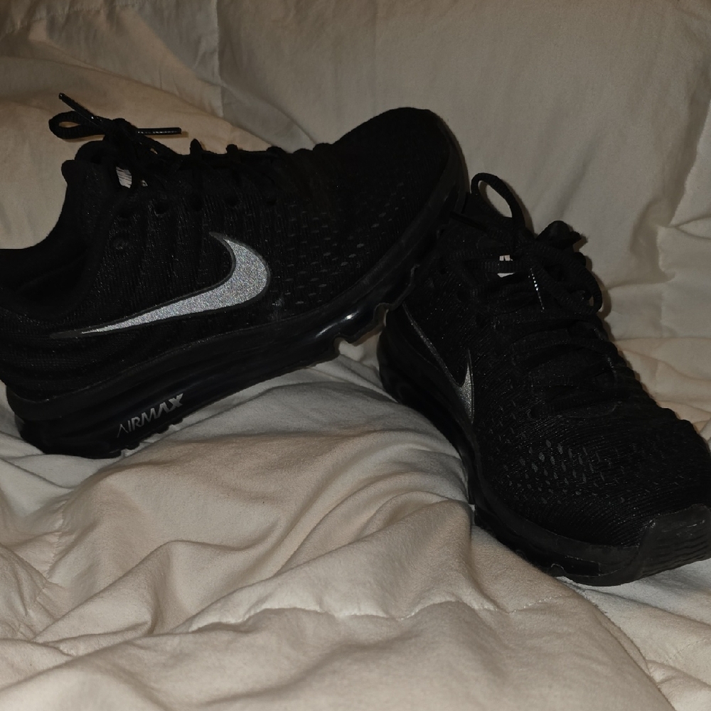 Nike Women's Black and Silver Athletic Shoes